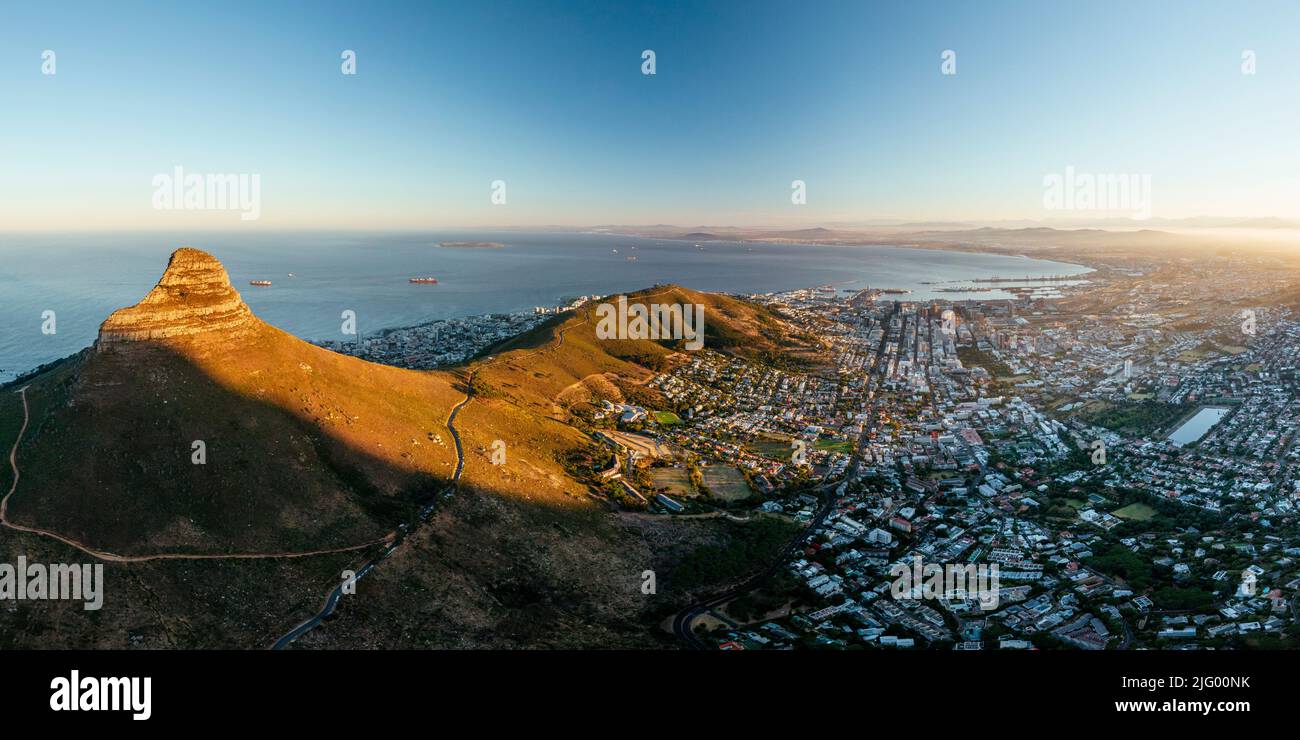 Luftaufnahme des Sonnenaufgangs über Kapstadt, Westkap, Südafrika, Afrika Stockfoto