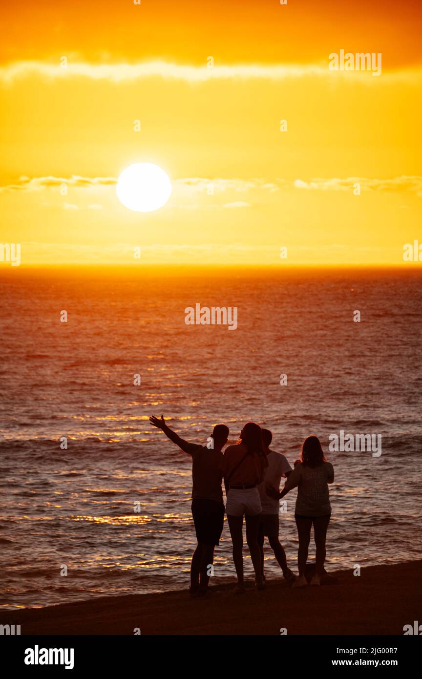 Menschen beobachten den Sonnenuntergang, Camps Bay, Kapstadt, Westkap, Südafrika, Afrika Stockfoto
