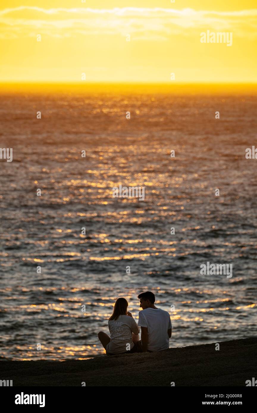 Menschen beobachten den Sonnenuntergang, Camps Bay, Kapstadt, Westkap, Südafrika, Afrika Stockfoto