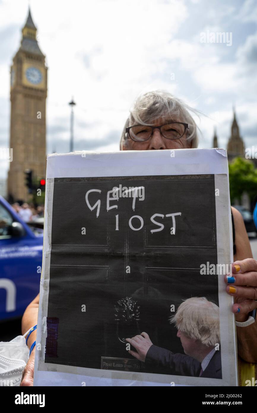 London, Großbritannien. 6. Juli 2022. Ein Protestler vor dem Parlament vor dem Premierminister Boris Johnson verließ die Downing Street 10 für Fragen des Premierministers (PMQs) im Unterhaus, einen Tag nachdem Rishi Sunak und Sajid Javid als Schatzkanzler bzw. Gesundheitsminister zurückgetreten waren. Kredit: Stephen Chung / Alamy Live Nachrichten Stockfoto London, Großbritannien. 6. Juli 2022. Ein Protestler vor dem Parlament vor dem Premierminister Boris Johnson verließ die Downing Street 10 für Fragen des Premierministers (PMQs) im Unterhaus, einen Tag nachdem Rishi Sunak und Sajid Javid als Schatzkanzler bzw. Gesundheitsminister zurückgetreten waren. Kredit: Stephen Chung / Alamy Live Nachrichten Stockfoto