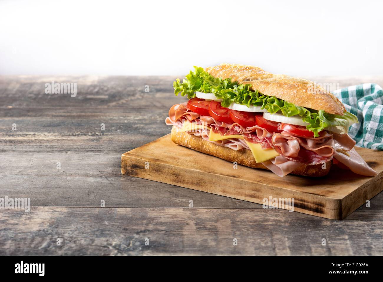 U-Boot-Sandwich mit Schinken, Käse, Salat, Tomaten, Zwiebeln ...