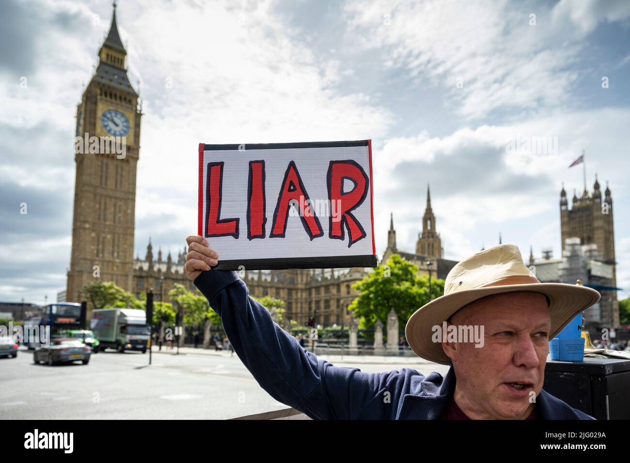 London, Großbritannien. 6. Juli 2022. Ein Protestler vor dem Parlament vor dem Premierminister Boris Johnson verließ die Downing Street 10 für Fragen des Premierministers (PMQs) im Unterhaus, einen Tag nachdem Rishi Sunak und Sajid Javid als Schatzkanzler bzw. Gesundheitsminister zurückgetreten waren. Kredit: Stephen Chung / Alamy Live Nachrichten Stockfoto London, Großbritannien. 6. Juli 2022. Ein Protestler vor dem Parlament vor dem Premierminister Boris Johnson verließ die Downing Street 10 für Fragen des Premierministers (PMQs) im Unterhaus, einen Tag nachdem Rishi Sunak und Sajid Javid als Schatzkanzler bzw. Gesundheitsminister zurückgetreten waren. Kredit: Stephen Chung / Alamy Live Nachrichten Stockfoto
