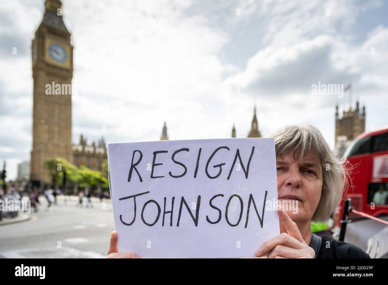 London, Großbritannien. 6. Juli 2022. Ein Protestler vor dem Parlament vor dem Premierminister Boris Johnson verließ die Downing Street 10 für Fragen des Premierministers (PMQs) im Unterhaus, einen Tag nachdem Rishi Sunak und Sajid Javid als Schatzkanzler bzw. Gesundheitsminister zurückgetreten waren. Kredit: Stephen Chung / Alamy Live Nachrichten Stockfoto London, Großbritannien. 6. Juli 2022. Ein Protestler vor dem Parlament vor dem Premierminister Boris Johnson verließ die Downing Street 10 für Fragen des Premierministers (PMQs) im Unterhaus, einen Tag nachdem Rishi Sunak und Sajid Javid als Schatzkanzler bzw. Gesundheitsminister zurückgetreten waren. Kredit: Stephen Chung / Alamy Live Nachrichten Stockfoto