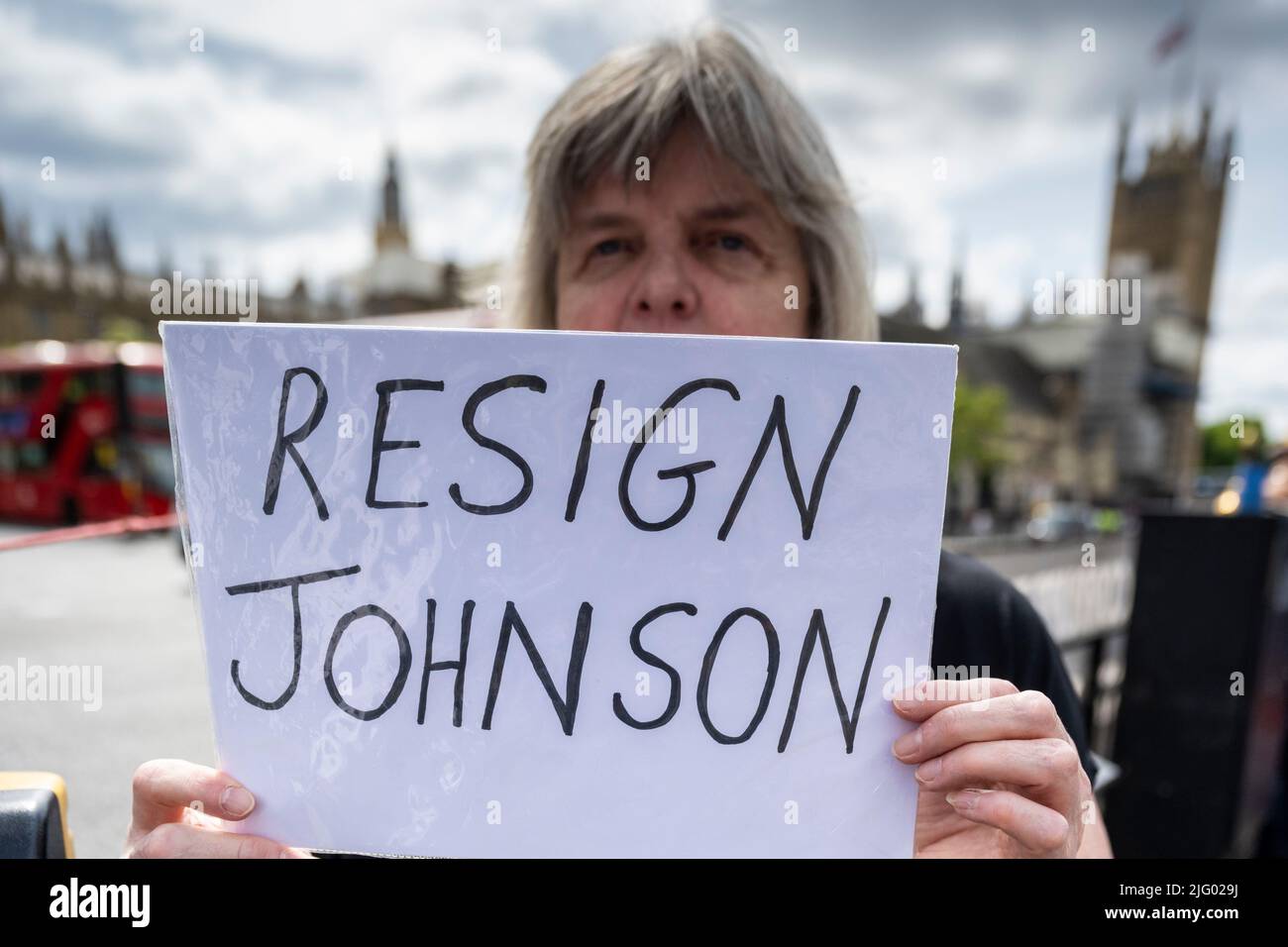 London, Großbritannien. 6. Juli 2022. Ein Protestler vor dem Parlament vor dem Premierminister Boris Johnson verließ die Downing Street 10 für Fragen des Premierministers (PMQs) im Unterhaus, einen Tag nachdem Rishi Sunak und Sajid Javid als Schatzkanzler bzw. Gesundheitsminister zurückgetreten waren. Kredit: Stephen Chung / Alamy Live Nachrichten Stockfoto London, Großbritannien. 6. Juli 2022. Ein Protestler vor dem Parlament vor dem Premierminister Boris Johnson verließ die Downing Street 10 für Fragen des Premierministers (PMQs) im Unterhaus, einen Tag nachdem Rishi Sunak und Sajid Javid als Schatzkanzler bzw. Gesundheitsminister zurückgetreten waren. Kredit: Stephen Chung / Alamy Live Nachrichten Stockfoto