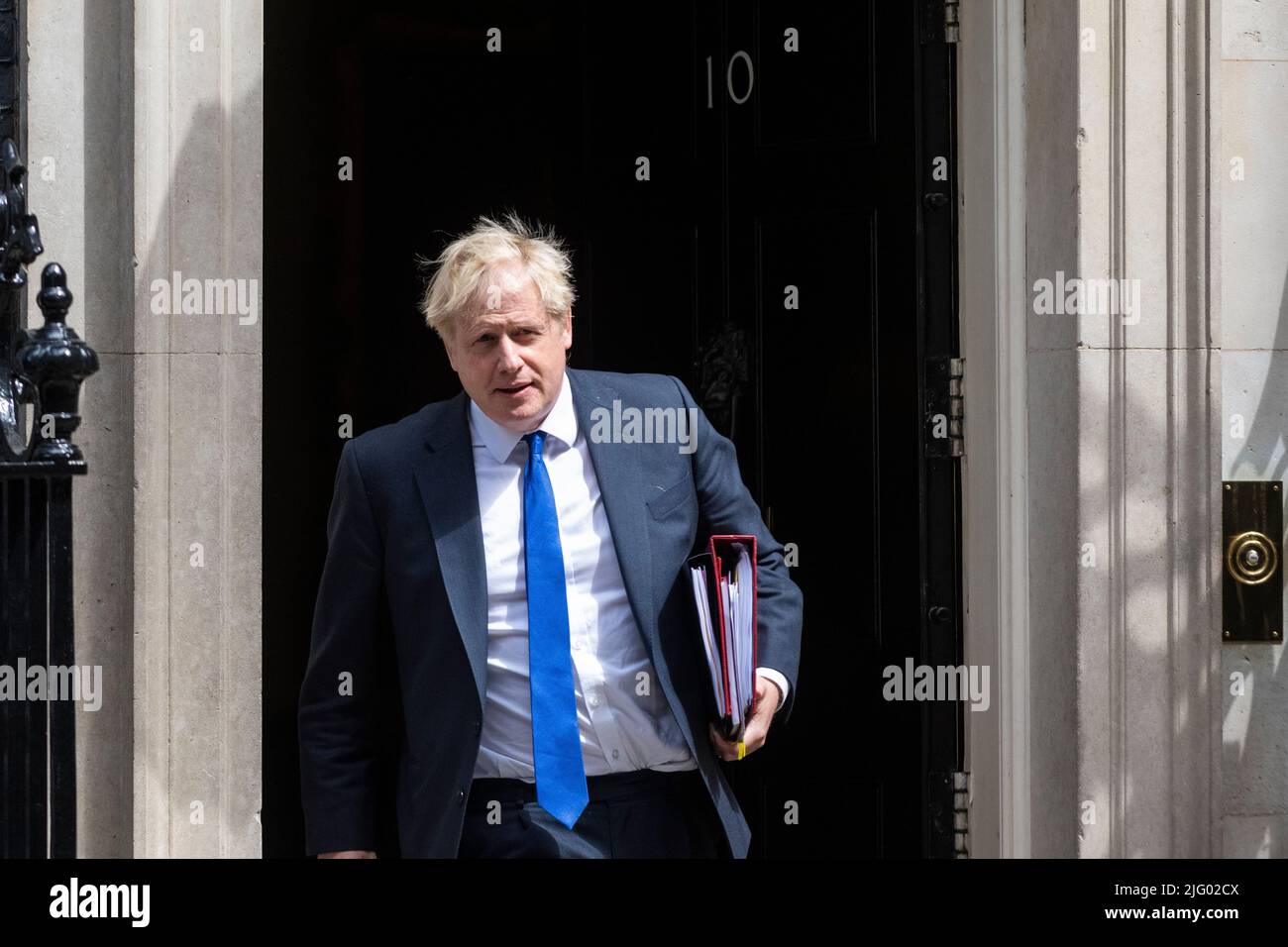 London, Großbritannien. 6. Juli 2022. Boris Johnson, Premierminister, verlässt die Downing Street 10 für Fragen des Premierministers im Unterhaus, einen Tag nachdem Rishi Sunak und Sajid Javid als Schatzkanzler bzw. Gesundheitsminister zurückgetreten sind. Kredit: Stephen Chung / Alamy Live Nachrichten Stockfoto London, Großbritannien. 6. Juli 2022. Boris Johnson, Premierminister, verlässt die Downing Street 10 für Fragen des Premierministers im Unterhaus, einen Tag nachdem Rishi Sunak und Sajid Javid als Schatzkanzler bzw. Gesundheitsminister zurückgetreten sind. Kredit: Stephen Chung / Alamy Live Nachrichten Stockfoto