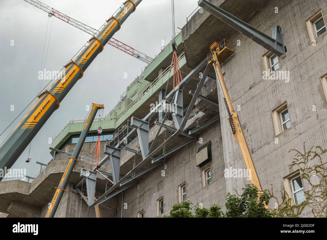 06. Juli 2022, Hamburg: Ein 30 Meter langer, 35 Tonnen schwerer Stahltrassenträger wird auf den Bunker St. Pauli abgedreht, um die "hängenden Gärten Hamburgs" zu schaffen. Der Träger ist Teil des Bergweges und führt die Besucher in den neuen öffentlichen Stadtgarten auf 58 Metern Höhe. Der Garten auf dem Bunker wird mit rund 4.700 Bäumen, Sträuchern und Hecken bis zu fünf Metern Höhe bepflanzt. Foto: Ulrich Perrey/dpa Stockfoto