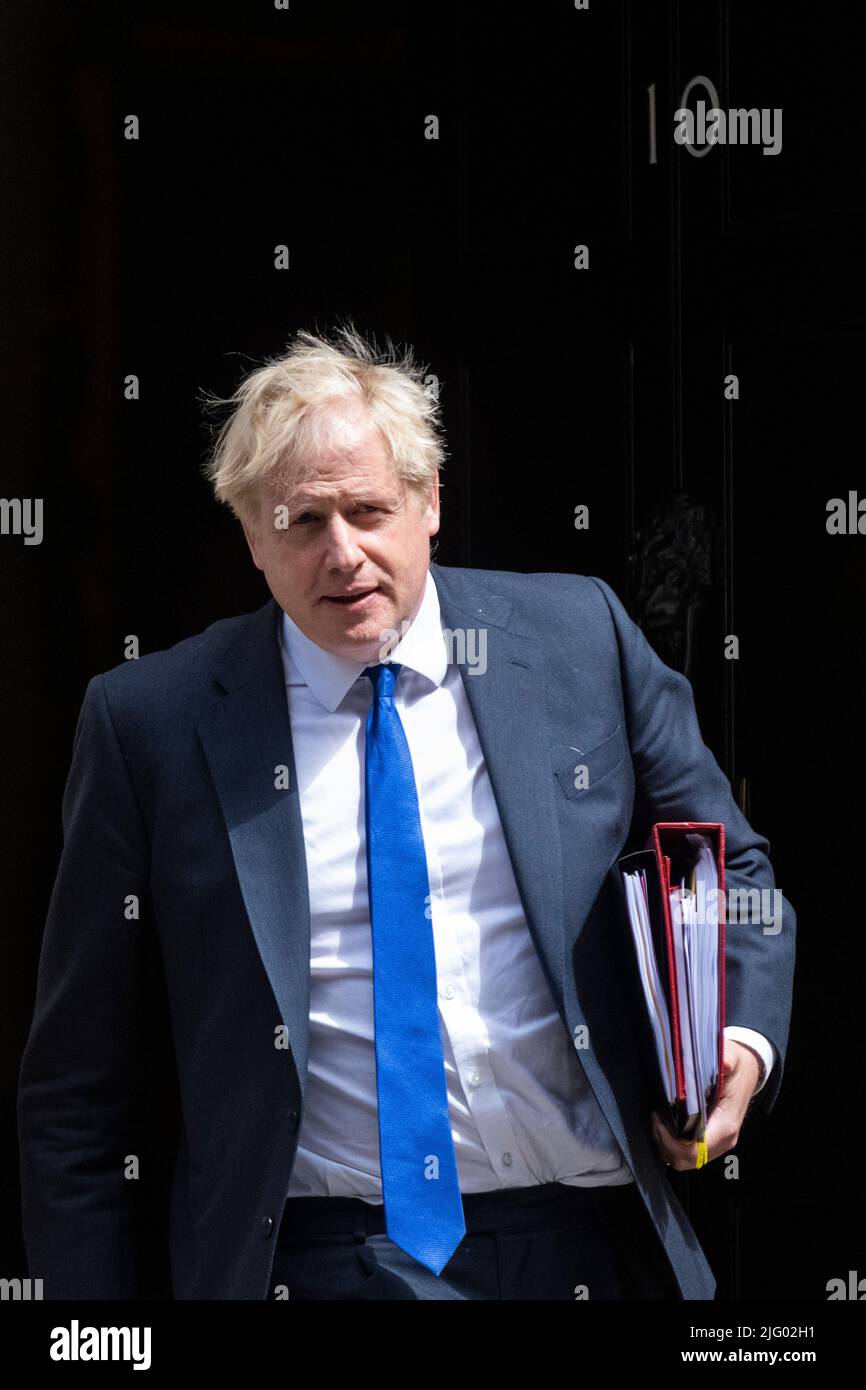 London, Großbritannien. 6. Juli 2022. Boris Johnson, Premierminister, verlässt die Downing Street 10 für Fragen des Premierministers im Unterhaus, einen Tag nachdem Rishi Sunak und Sajid Javid als Schatzkanzler bzw. Gesundheitsminister zurückgetreten sind. Kredit: Stephen Chung / Alamy Live Nachrichten Stockfoto London, Großbritannien. 6. Juli 2022. Boris Johnson, Premierminister, verlässt die Downing Street 10 für Fragen des Premierministers im Unterhaus, einen Tag nachdem Rishi Sunak und Sajid Javid als Schatzkanzler bzw. Gesundheitsminister zurückgetreten sind. Kredit: Stephen Chung / Alamy Live Nachrichten Stockfoto