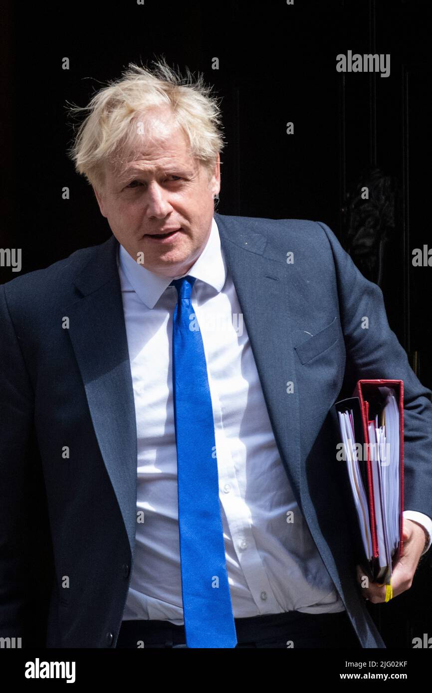 London, Großbritannien. 6. Juli 2022. Boris Johnson, Premierminister, verlässt die Downing Street 10 für Fragen des Premierministers im Unterhaus, einen Tag nachdem Rishi Sunak und Sajid Javid als Schatzkanzler bzw. Gesundheitsminister zurückgetreten sind. Kredit: Stephen Chung / Alamy Live Nachrichten Stockfoto London, Großbritannien. 6. Juli 2022. Boris Johnson, Premierminister, verlässt die Downing Street 10 für Fragen des Premierministers im Unterhaus, einen Tag nachdem Rishi Sunak und Sajid Javid als Schatzkanzler bzw. Gesundheitsminister zurückgetreten sind. Kredit: Stephen Chung / Alamy Live Nachrichten Stockfoto
