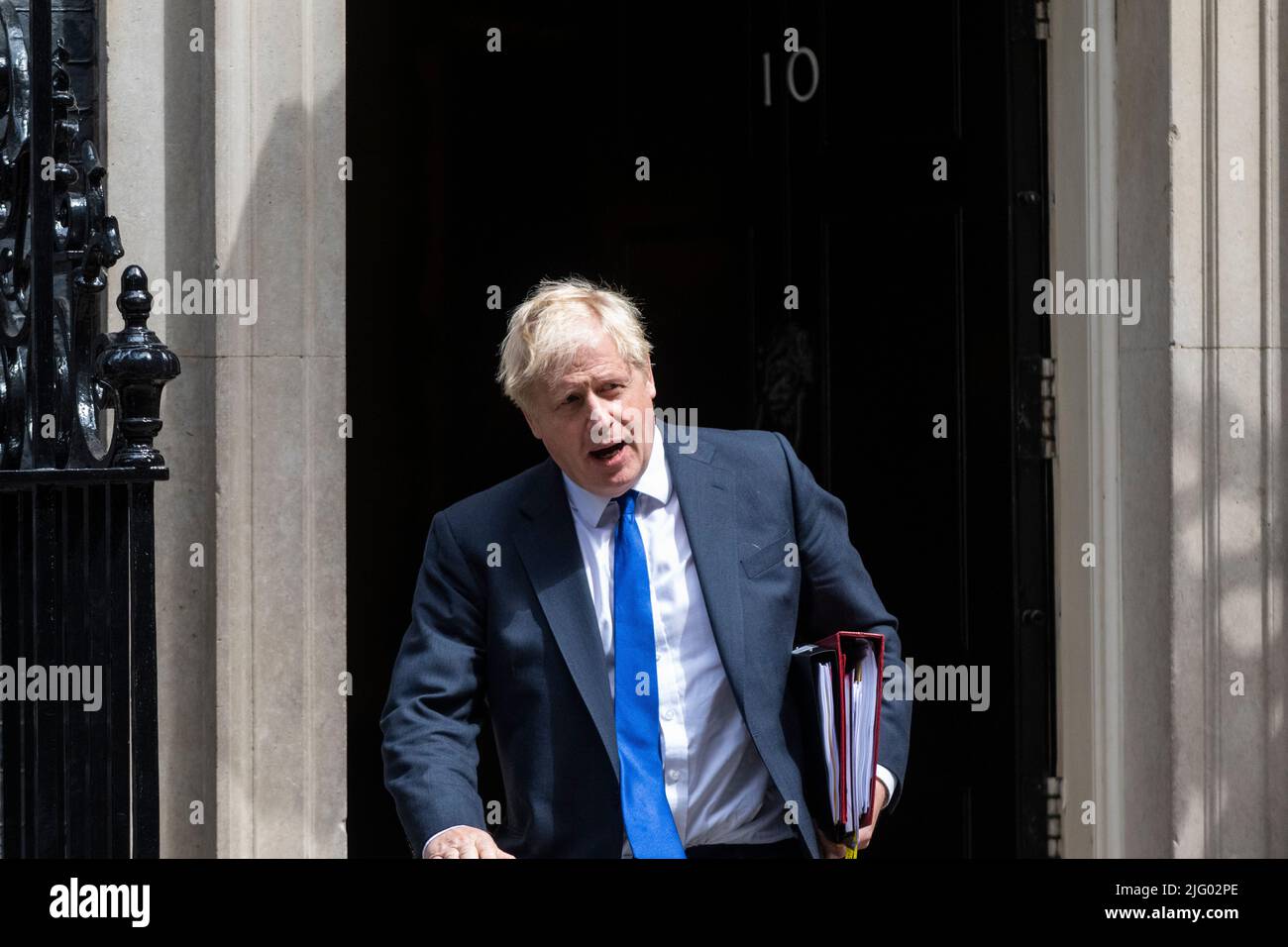 London, Großbritannien. 6. Juli 2022. Boris Johnson, Premierminister, verlässt die Downing Street 10 für Fragen des Premierministers im Unterhaus, einen Tag nachdem Rishi Sunak und Sajid Javid als Schatzkanzler bzw. Gesundheitsminister zurückgetreten sind. Kredit: Stephen Chung / Alamy Live Nachrichten Stockfoto London, Großbritannien. 6. Juli 2022. Boris Johnson, Premierminister, verlässt die Downing Street 10 für Fragen des Premierministers im Unterhaus, einen Tag nachdem Rishi Sunak und Sajid Javid als Schatzkanzler bzw. Gesundheitsminister zurückgetreten sind. Kredit: Stephen Chung / Alamy Live Nachrichten Stockfoto