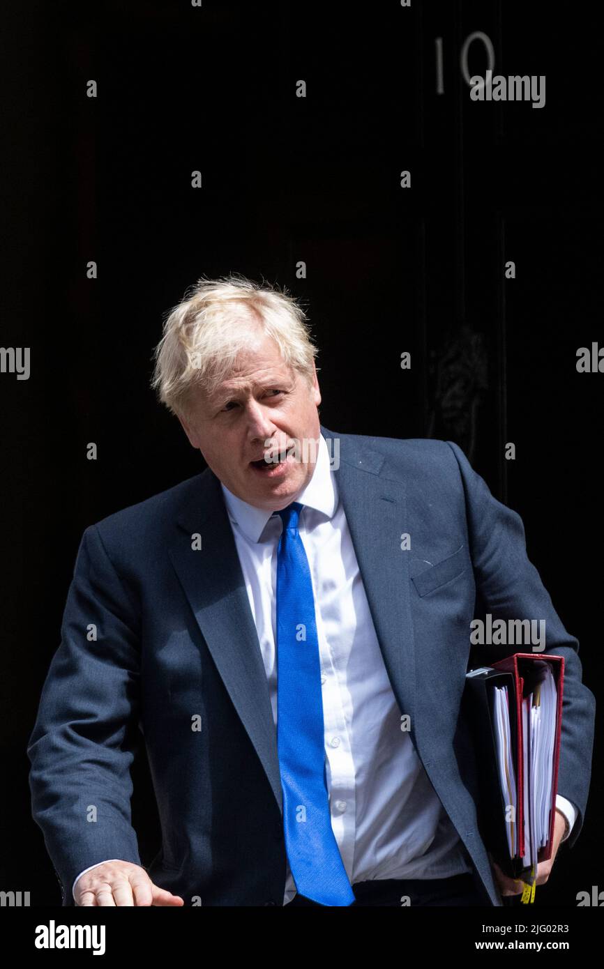 London, Großbritannien. 6. Juli 2022. Boris Johnson, Premierminister, verlässt die Downing Street 10 für Fragen des Premierministers im Unterhaus, einen Tag nachdem Rishi Sunak und Sajid Javid als Schatzkanzler bzw. Gesundheitsminister zurückgetreten sind. Kredit: Stephen Chung / Alamy Live Nachrichten Stockfoto London, Großbritannien. 6. Juli 2022. Boris Johnson, Premierminister, verlässt die Downing Street 10 für Fragen des Premierministers im Unterhaus, einen Tag nachdem Rishi Sunak und Sajid Javid als Schatzkanzler bzw. Gesundheitsminister zurückgetreten sind. Kredit: Stephen Chung / Alamy Live Nachrichten Stockfoto