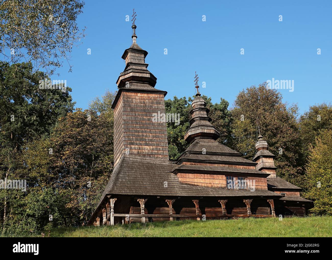Kiew, Ukraine 30. September 2021: Freilichtmuseum - alte Holzkirche des Schutzdorfes Kanora, Transkarpatien - 1792 Stockfoto