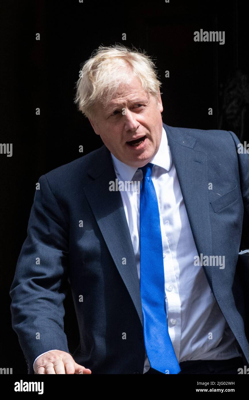 London, Großbritannien. 6. Juli 2022. Boris Johnson, Premierminister, verlässt die Downing Street 10 für Fragen des Premierministers im Unterhaus, einen Tag nachdem Rishi Sunak und Sajid Javid als Schatzkanzler bzw. Gesundheitsminister zurückgetreten sind. Kredit: Stephen Chung / Alamy Live Nachrichten Stockfoto London, Großbritannien. 6. Juli 2022. Boris Johnson, Premierminister, verlässt die Downing Street 10 für Fragen des Premierministers im Unterhaus, einen Tag nachdem Rishi Sunak und Sajid Javid als Schatzkanzler bzw. Gesundheitsminister zurückgetreten sind. Kredit: Stephen Chung / Alamy Live Nachrichten Stockfoto