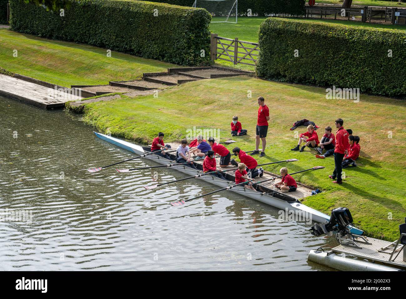 Junge junge Schüler von Lehrern der Magdalen College School Oxford, die am Ufer des Flusses Cherwell Ruderskulpen-Bootsunterricht erhalten haben Stockfoto