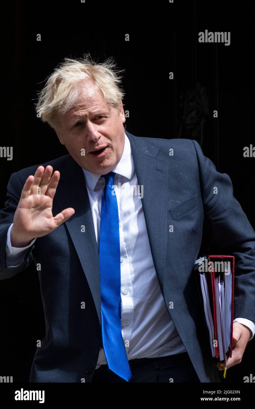 London, Großbritannien. 6. Juli 2022. Boris Johnson, Premierminister, verlässt die Downing Street 10 für Fragen des Premierministers im Unterhaus, einen Tag nachdem Rishi Sunak und Sajid Javid als Schatzkanzler bzw. Gesundheitsminister zurückgetreten sind. Kredit: Stephen Chung / Alamy Live Nachrichten Stockfoto London, Großbritannien. 6. Juli 2022. Boris Johnson, Premierminister, verlässt die Downing Street 10 für Fragen des Premierministers im Unterhaus, einen Tag nachdem Rishi Sunak und Sajid Javid als Schatzkanzler bzw. Gesundheitsminister zurückgetreten sind. Kredit: Stephen Chung / Alamy Live Nachrichten Stockfoto