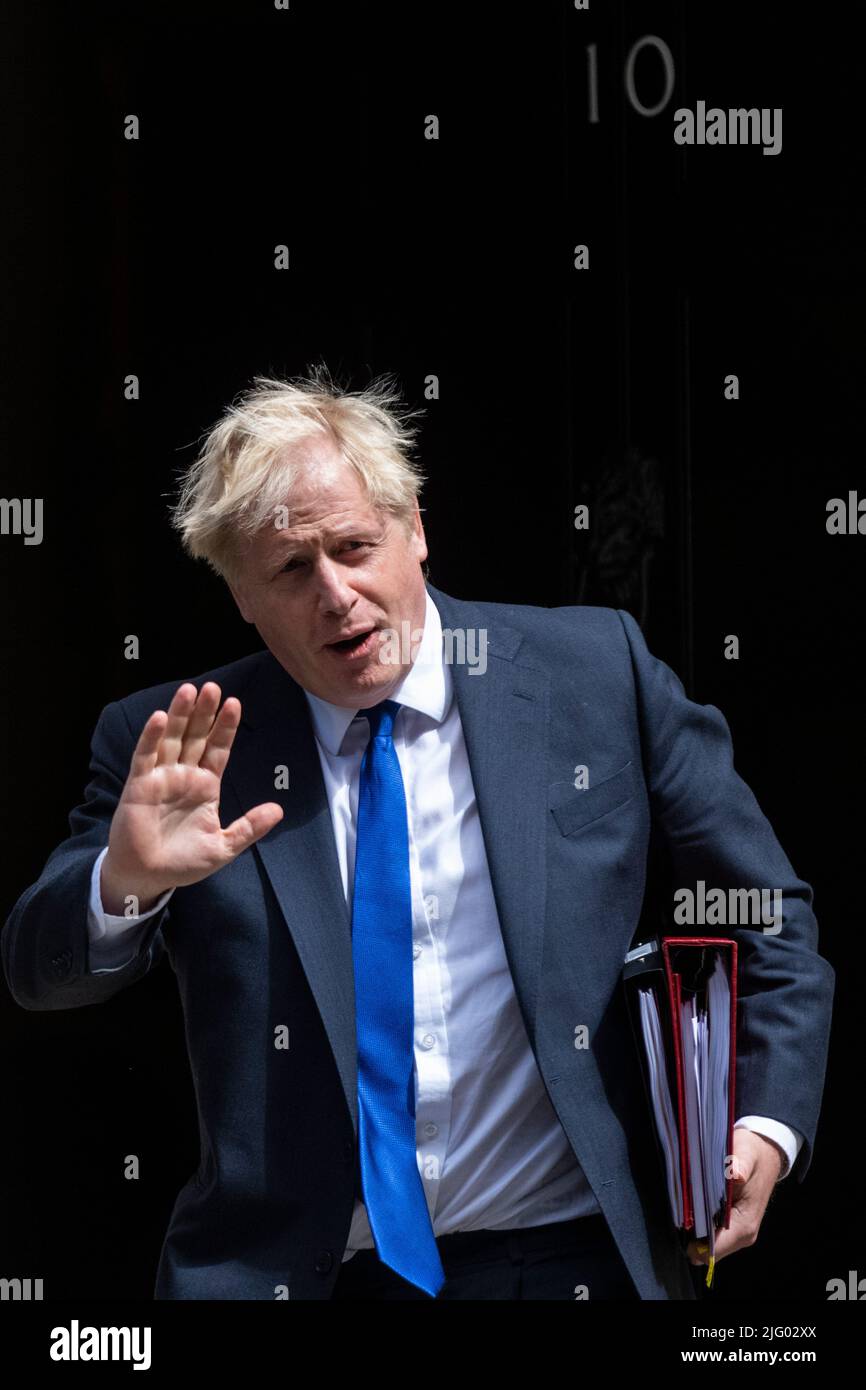 London, Großbritannien. 6. Juli 2022. Boris Johnson, Premierminister, verlässt die Downing Street 10 für Fragen des Premierministers im Unterhaus, einen Tag nachdem Rishi Sunak und Sajid Javid als Schatzkanzler bzw. Gesundheitsminister zurückgetreten sind. Kredit: Stephen Chung / Alamy Live Nachrichten Stockfoto London, Großbritannien. 6. Juli 2022. Boris Johnson, Premierminister, verlässt die Downing Street 10 für Fragen des Premierministers im Unterhaus, einen Tag nachdem Rishi Sunak und Sajid Javid als Schatzkanzler bzw. Gesundheitsminister zurückgetreten sind. Kredit: Stephen Chung / Alamy Live Nachrichten Stockfoto