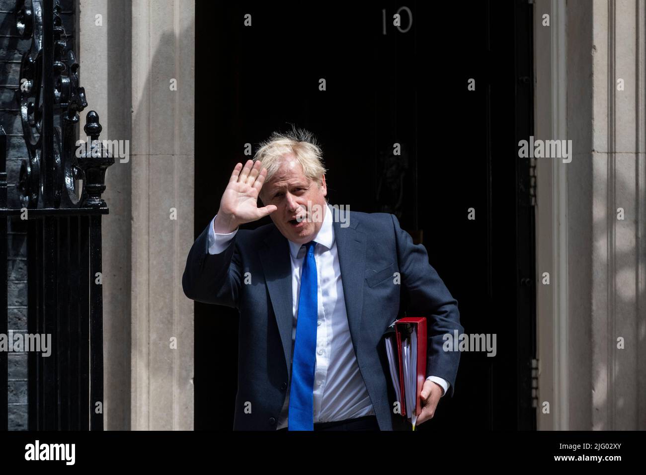 London, Großbritannien. 6. Juli 2022. Boris Johnson, Premierminister, verlässt die Downing Street 10 für Fragen des Premierministers im Unterhaus, einen Tag nachdem Rishi Sunak und Sajid Javid als Schatzkanzler bzw. Gesundheitsminister zurückgetreten sind. Kredit: Stephen Chung / Alamy Live Nachrichten Stockfoto London, Großbritannien. 6. Juli 2022. Boris Johnson, Premierminister, verlässt die Downing Street 10 für Fragen des Premierministers im Unterhaus, einen Tag nachdem Rishi Sunak und Sajid Javid als Schatzkanzler bzw. Gesundheitsminister zurückgetreten sind. Kredit: Stephen Chung / Alamy Live Nachrichten Stockfoto