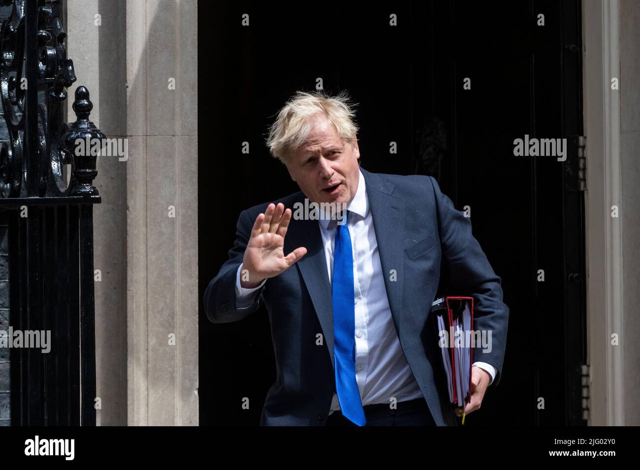 London, Großbritannien. 6. Juli 2022. Boris Johnson, Premierminister, verlässt die Downing Street 10 für Fragen des Premierministers im Unterhaus, einen Tag nachdem Rishi Sunak und Sajid Javid als Schatzkanzler bzw. Gesundheitsminister zurückgetreten sind. Kredit: Stephen Chung / Alamy Live Nachrichten Stockfoto London, Großbritannien. 6. Juli 2022. Boris Johnson, Premierminister, verlässt die Downing Street 10 für Fragen des Premierministers im Unterhaus, einen Tag nachdem Rishi Sunak und Sajid Javid als Schatzkanzler bzw. Gesundheitsminister zurückgetreten sind. Kredit: Stephen Chung / Alamy Live Nachrichten Stockfoto