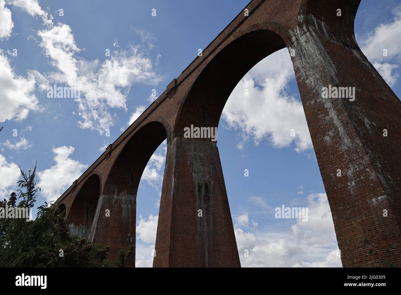 Eisenbahnviadukt von unten gegen blauen Himmel, Whitby, England Stockfoto