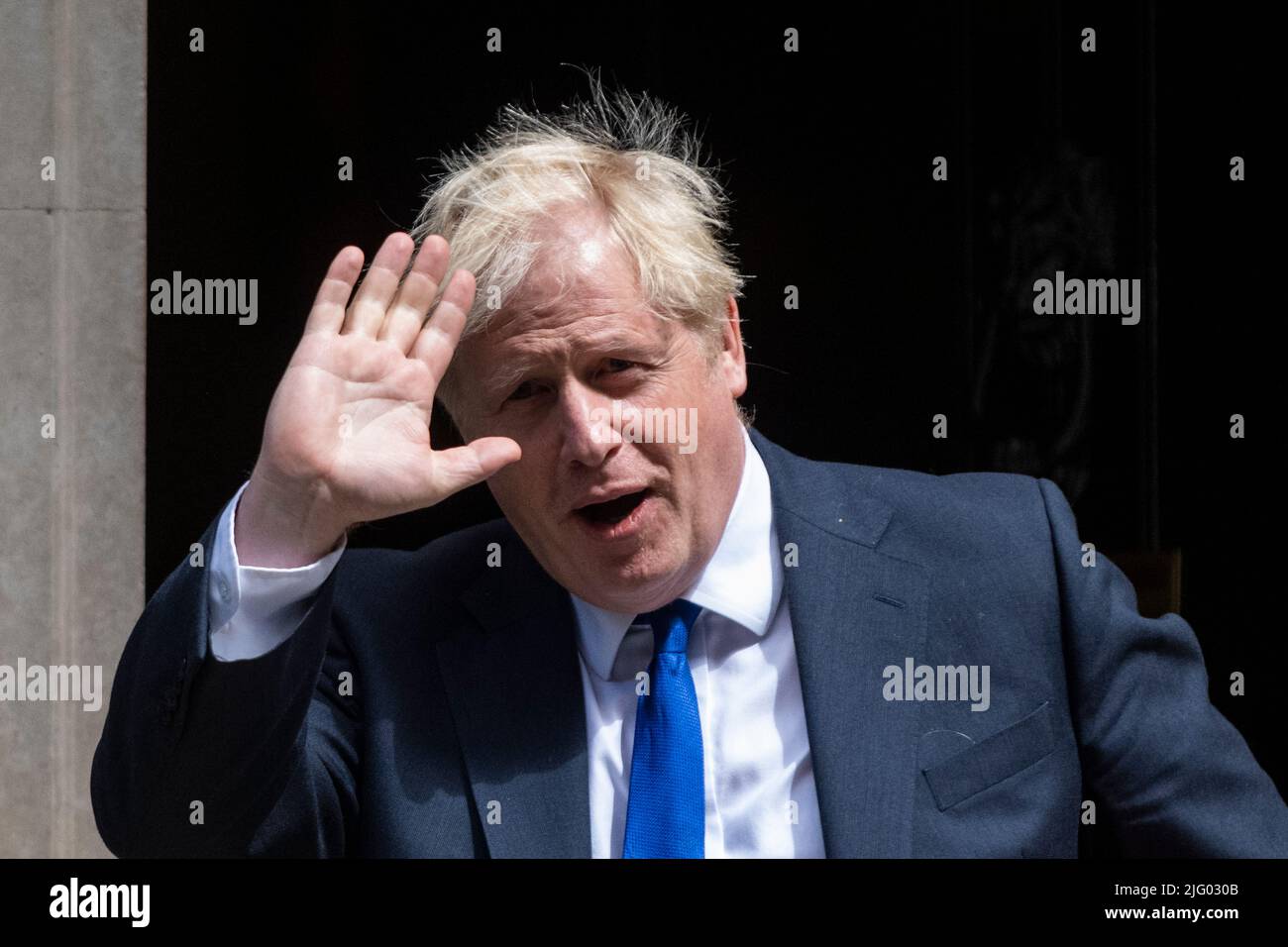 London, Großbritannien. 6. Juli 2022. Boris Johnson, Premierminister, verlässt die Downing Street 10 für Fragen des Premierministers im Unterhaus, einen Tag nachdem Rishi Sunak und Sajid Javid als Schatzkanzler bzw. Gesundheitsminister zurückgetreten sind. Kredit: Stephen Chung / Alamy Live Nachrichten Stockfoto London, Großbritannien. 6. Juli 2022. Boris Johnson, Premierminister, verlässt die Downing Street 10 für Fragen des Premierministers im Unterhaus, einen Tag nachdem Rishi Sunak und Sajid Javid als Schatzkanzler bzw. Gesundheitsminister zurückgetreten sind. Kredit: Stephen Chung / Alamy Live Nachrichten Stockfoto