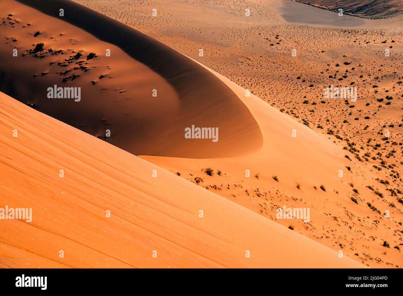 Malerische rote Dünen hängen an heißen sonnigen Tagen in Namibia Stockfoto
