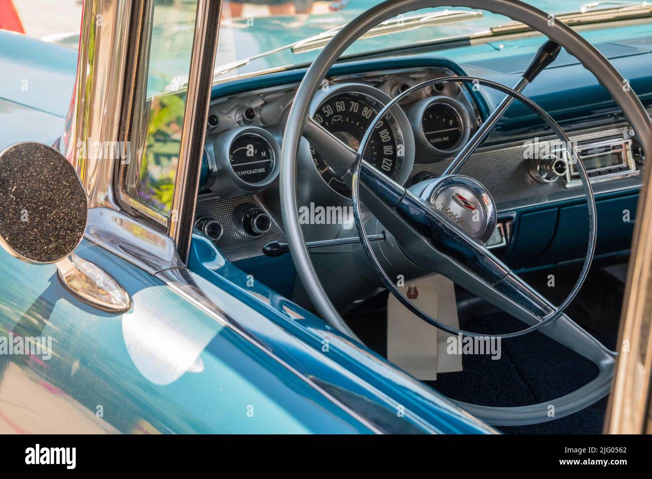 Andover, MA, USA, 26. Juni 2022: Nahaufnahme des Lenkrads in einem blauen Chevrolet BelAir-Oldtimer der Ära 1950s - 1960s. Stockfoto