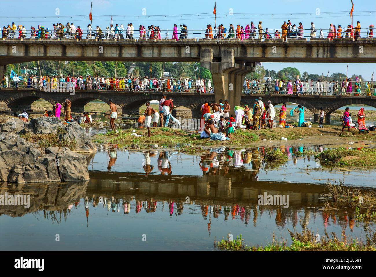 Mandla, 10, Februar, 2011; Reflexion der Leute, die auf den Brücken aufwachen, um an dem Mini Kumbh Festival im Fluss Narmada in Mandla, Madhya Pradesh, Indien, teilzunehmen Stockfoto