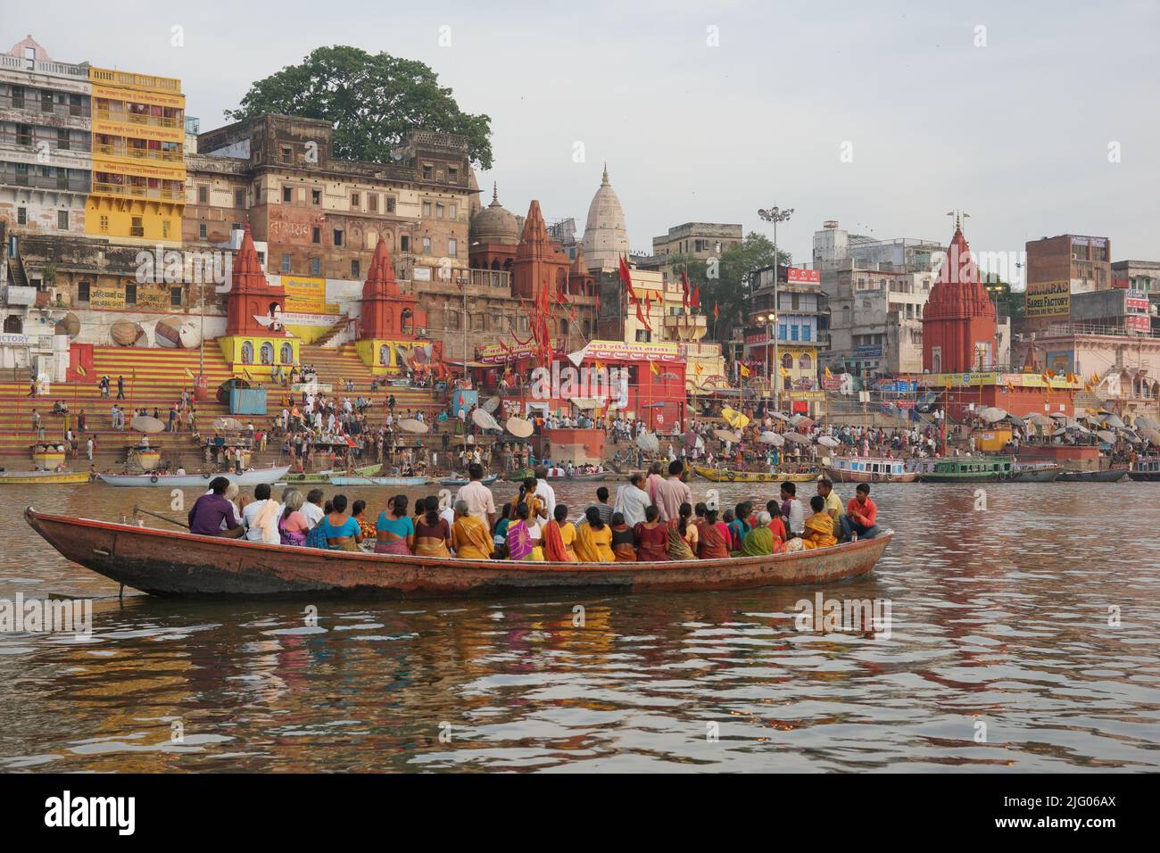 Varanasi, 01,Januar,2012;Reflexion der Touristen aus Südindien, mit Bootsfahrt im Fluss Ganga mit Ghats im Hintergrund, Varanasi, Uttar Pradesh Stockfoto