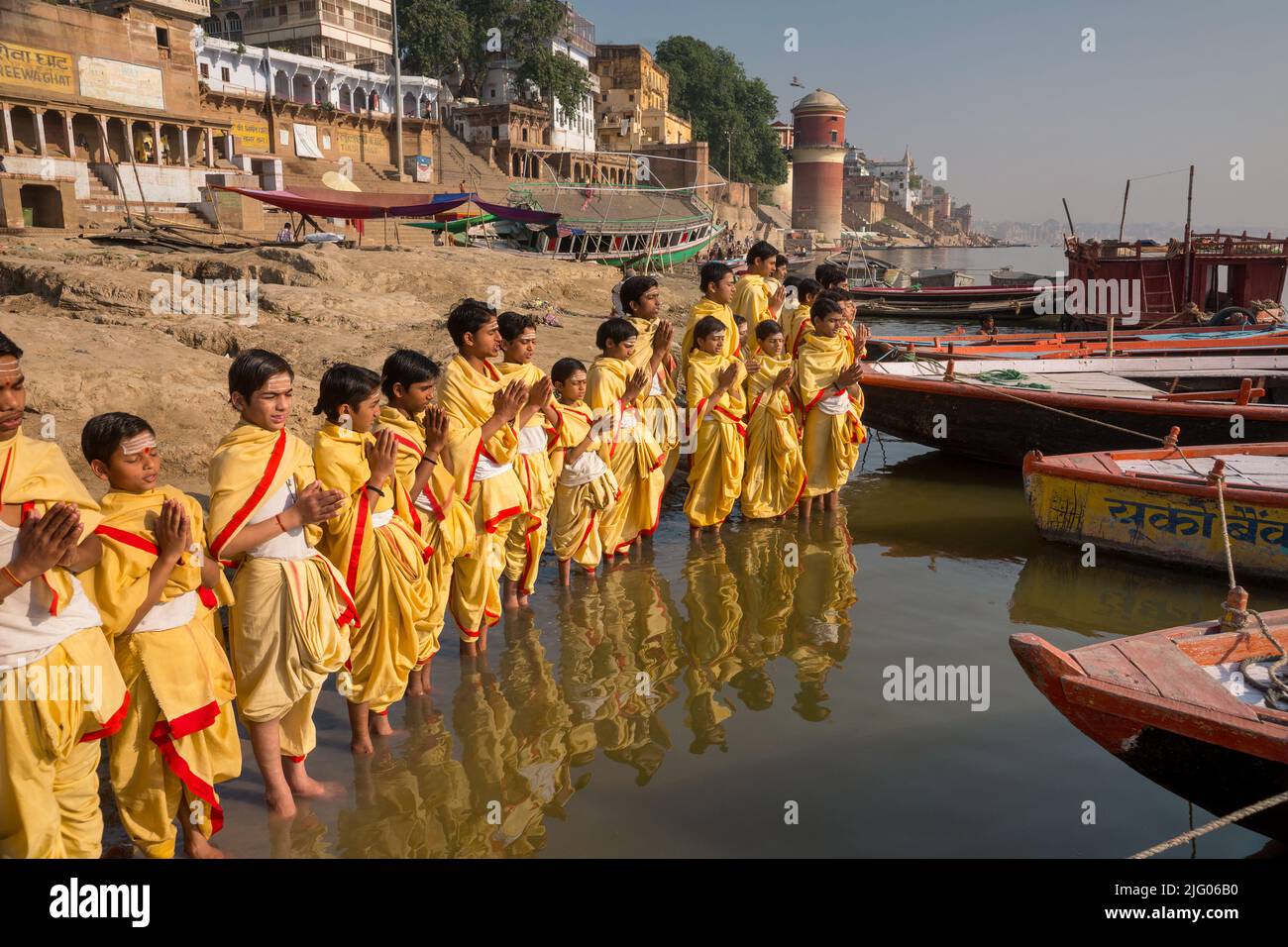 Varanasi, 3, Januar, 2012; Reflexion der vedischen Studenten anbieten Gebete auf Reewa Ghat in River Ganga, Varanasi, Uttar Pradesh Stockfoto
