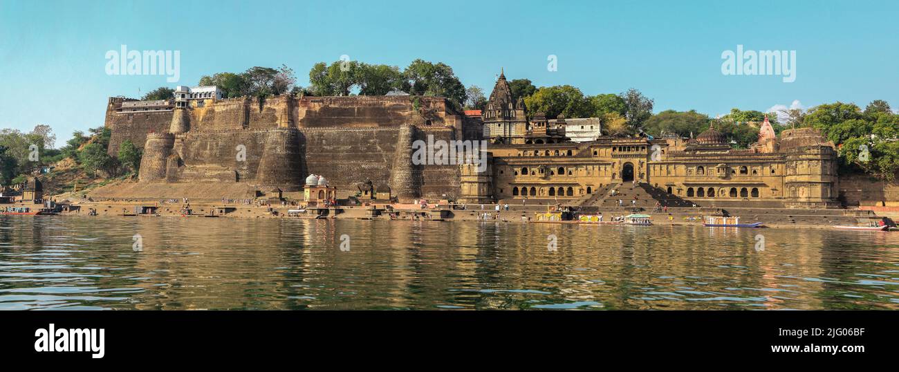 Maheshwar,13,Februar ,2010; Reflexion von Maheshwar Fort und Tempelkomplex auf dem Ufer des heiligen Flusses Narmada, Maheshwar Madhya Pradesh, Indien Stockfoto