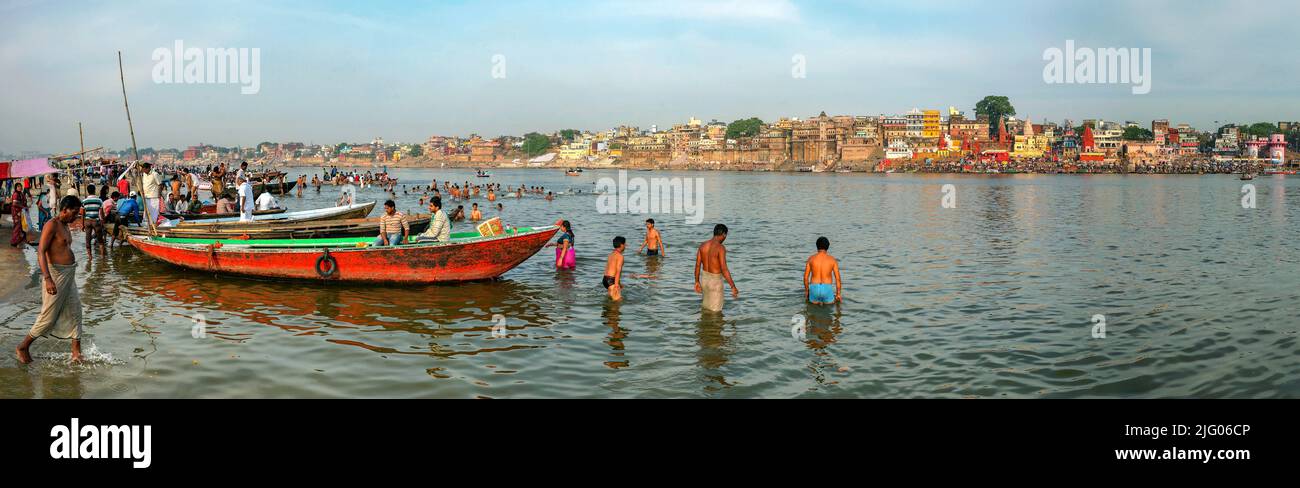 Varanasi, 01, Januar, 2012; Panoramaaussicht mit Spiegelungen von Booten und Anhängern, die in River Ganga, Varanasi, Uttar Pradesh, Indien, eintauchen Stockfoto
