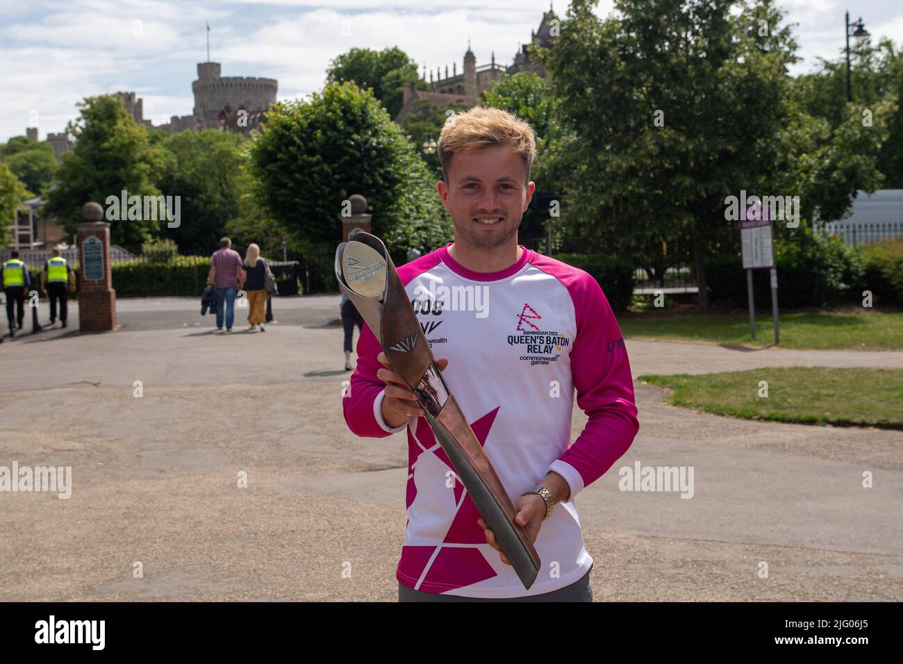 Windsor, Großbritannien. 6.. Juli 2022. Baton Carrier Hockey Olympian Zach Wallace in Alexandra Gardens in Windsor heute Morgen mit Blick auf Windsor Castle. Quelle: Maureen McLean/Alamy Live News Stockfoto