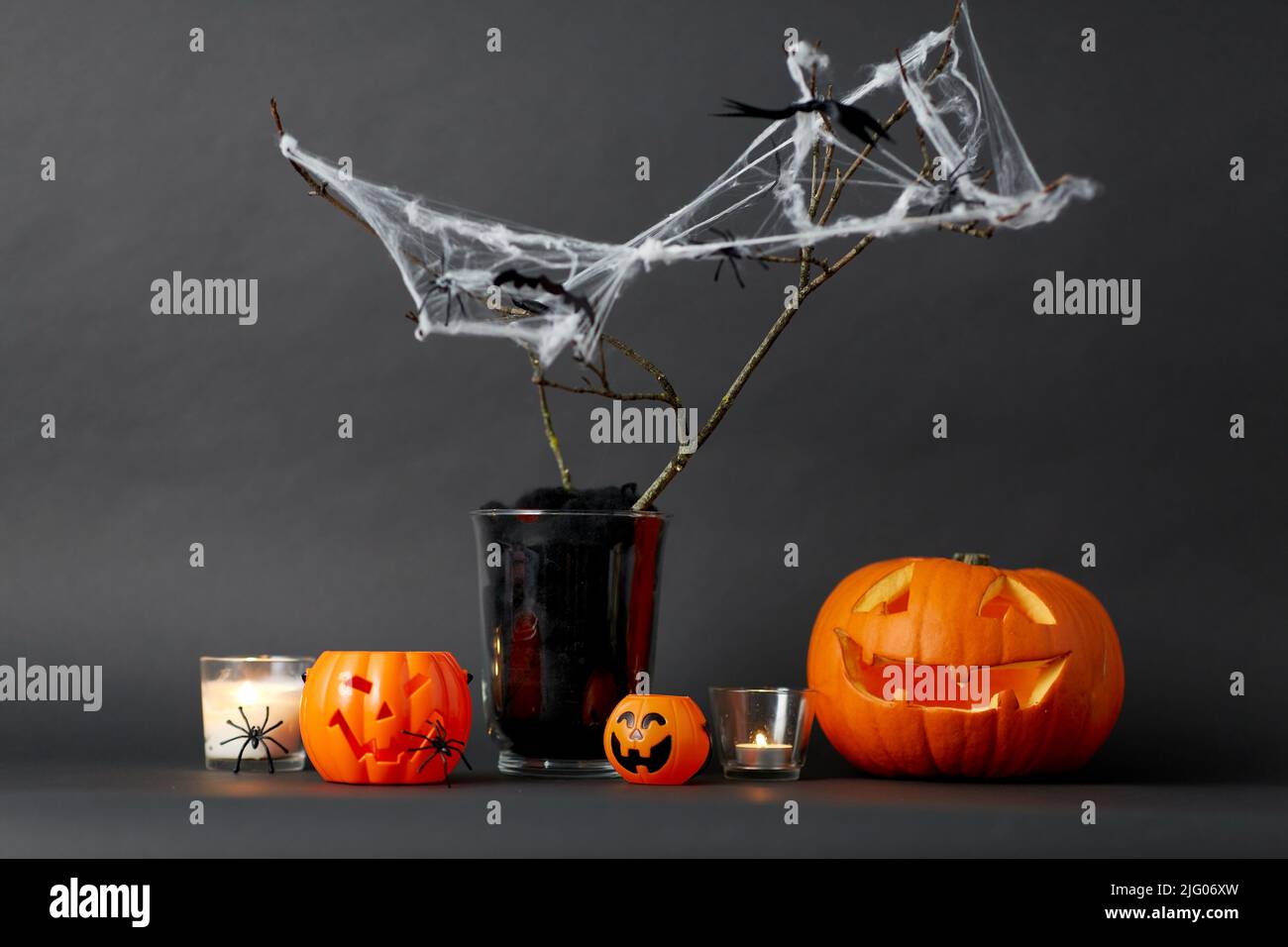 Kürbisse, Kerzen und halloween-Dekorationen Stockfoto