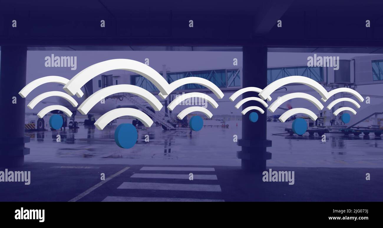 Bild von digitalen WiFi-Symbolen, die über dem Flughafen schweben Stockfoto