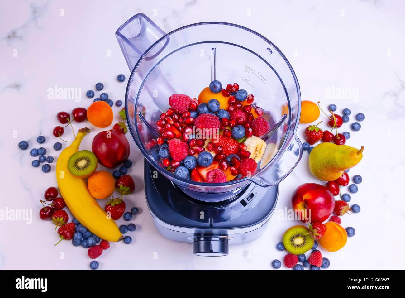 Frischer Obst-Smoothie im Mixer. Vorbereitung eines frischen Getränks voller Vitamine für eine gesunde Ernährung. Stockfoto