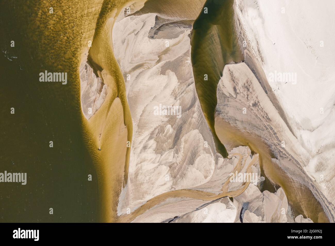 Niedriger Wasserstand in der Weichsel, Auswirkungen der Dürre aus der Vogelperspektive. Von oben nach unten perspektivische Landschaft. Stockfoto