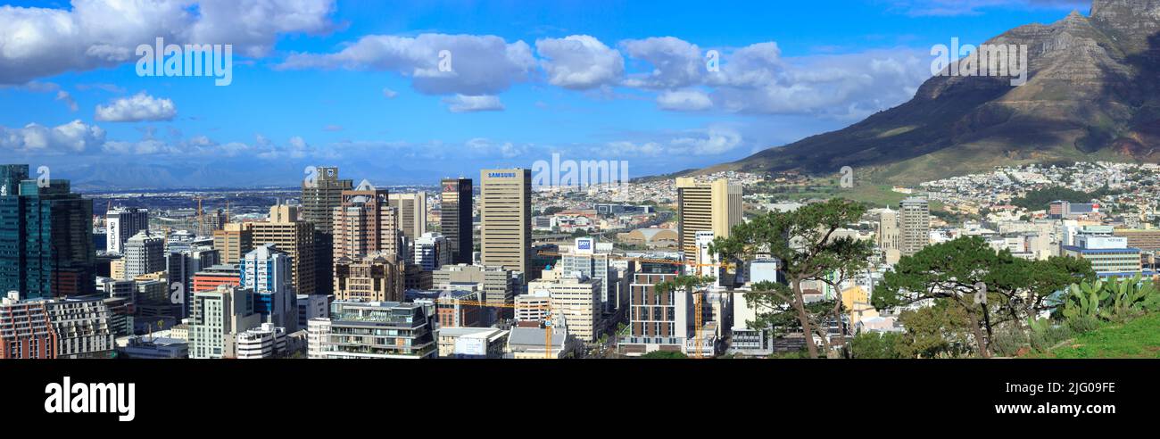 Blick auf die Innenstadt von Kapstadt und die Berge Stockfoto