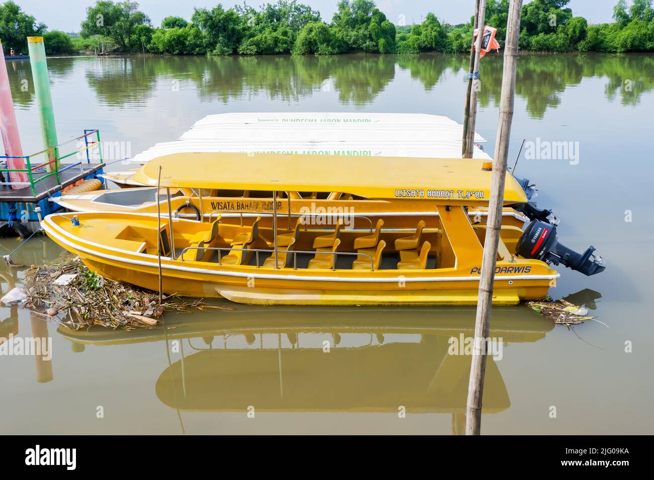 sidoarjo, Indonesien - November 10 2021 : das Schiff im Meerestourismus-Park von Tlocoor mit trübem und schmutzigem Wasser und vielen Müllhaufen Stockfoto