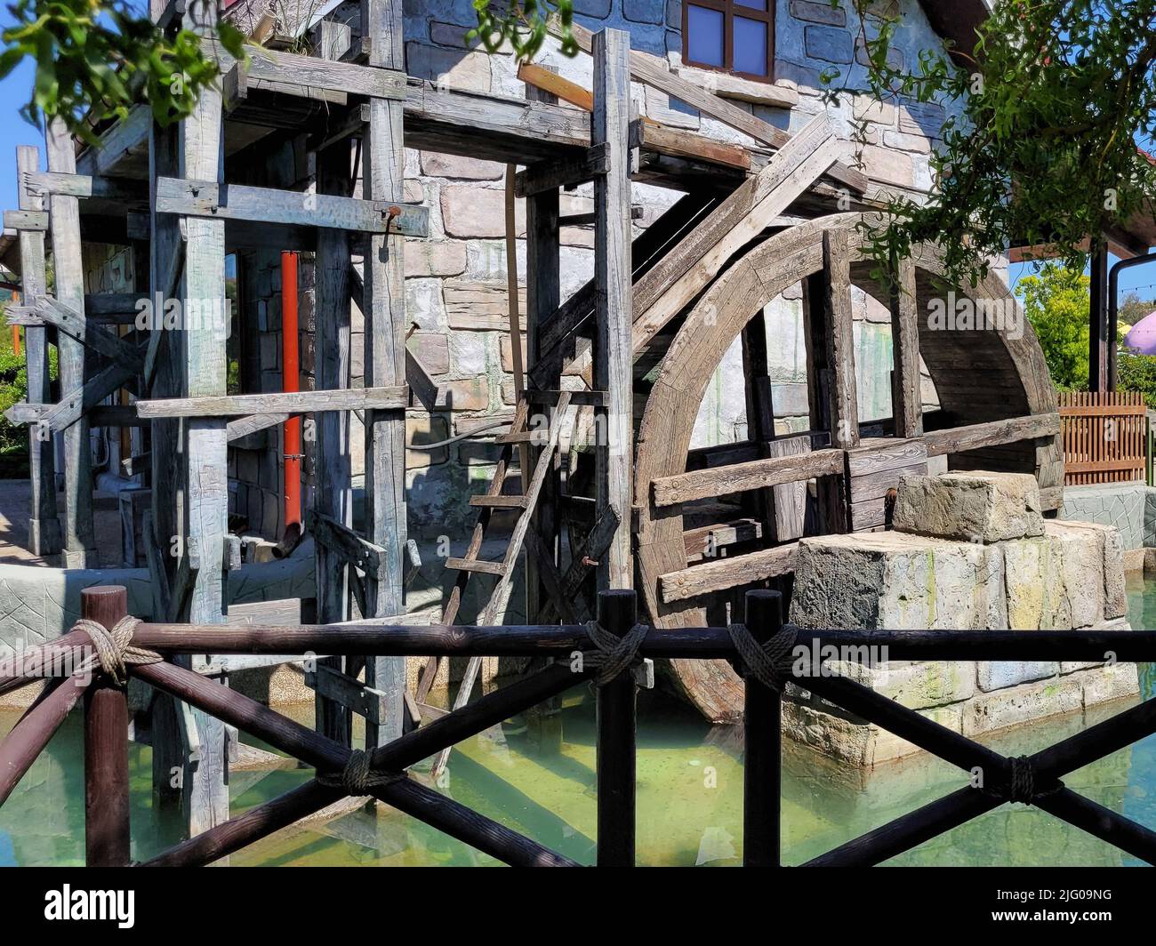Russland, Sotschi 14.05.2022. Wassermühle mit Holzrad und