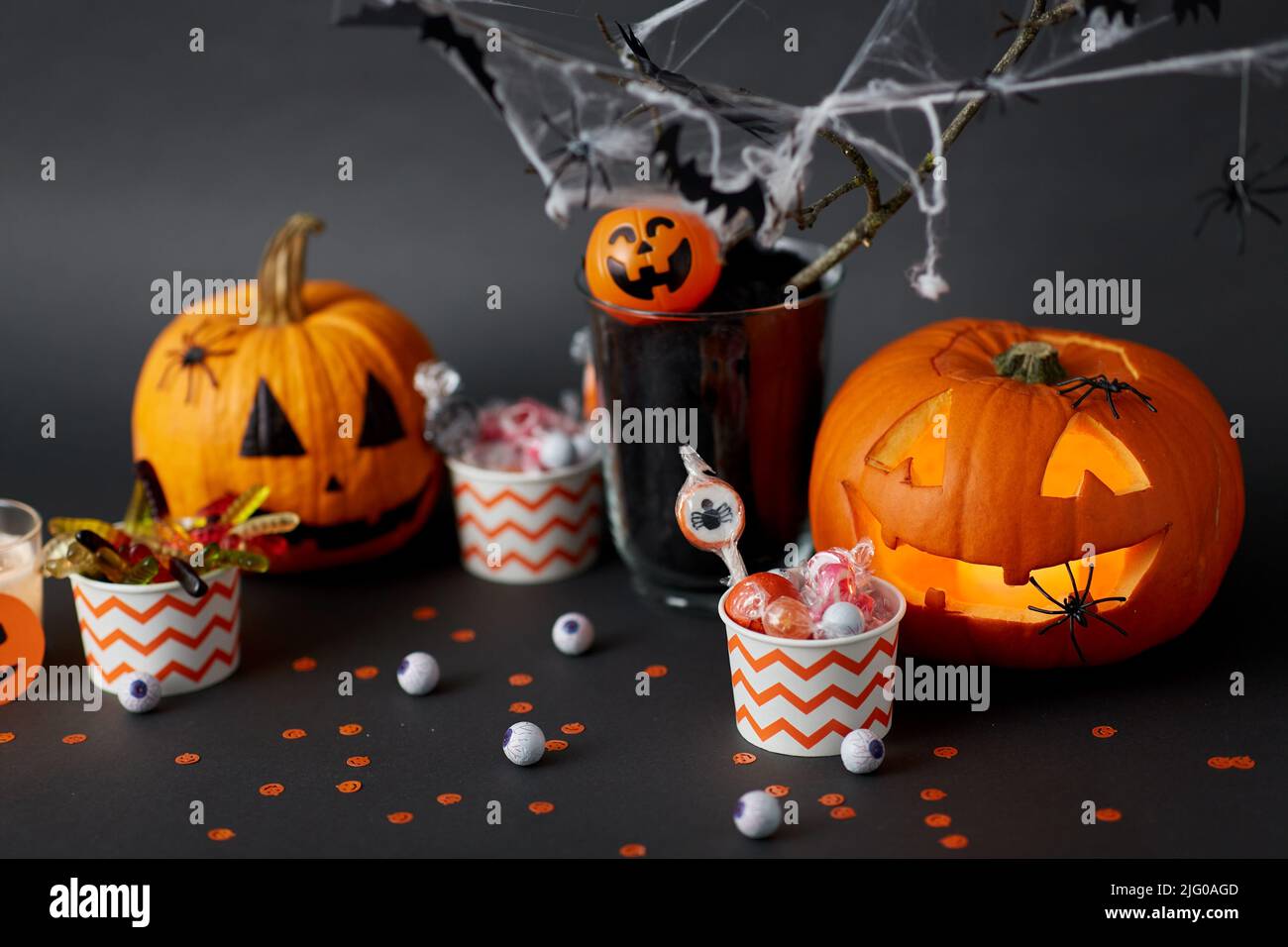 Kürbisse, Bonbons und halloween-Dekorationen Stockfoto