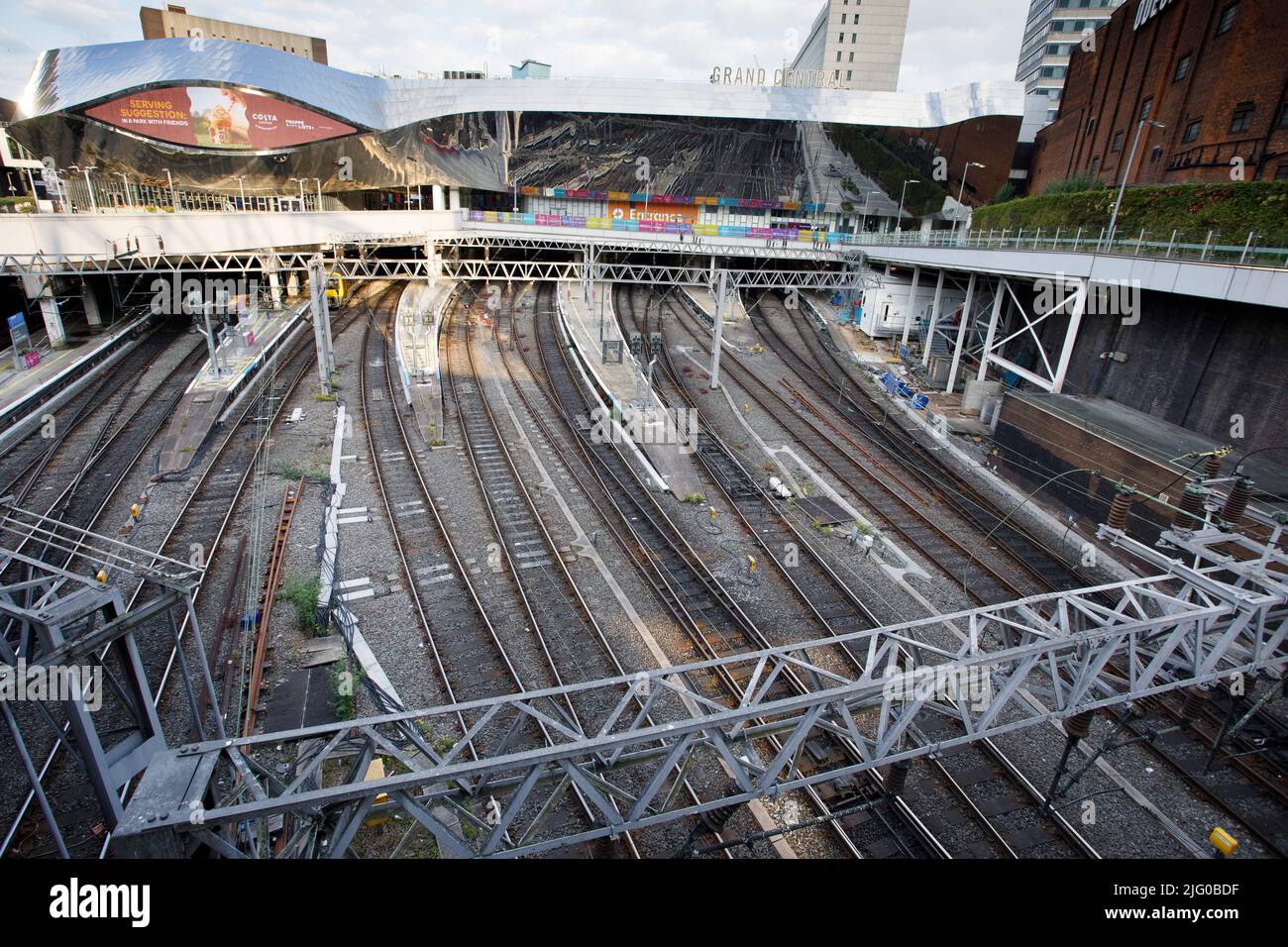 New Street, Birmingham Central Railway Station am 2. Tag des National Rail Strike. Im Bild: Leere Bahngleise, die normalerweise voll mit Zügen an der neuen Street Station sind. Stockfoto