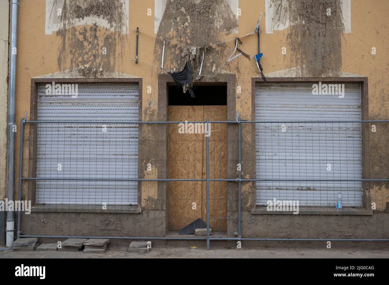 Altenahr, Deutschland. 06.. Juli 2022. Der Eingang zu einem durch das Hochwasser zerstörten Wohngebäude in Altenahr ist mit einem Gitter versperrt. Am 14. Juli jährt sich die Katastrophe zum ersten Mal. Quelle: Boris Roessler/dpa/Alamy Live News Stockfoto