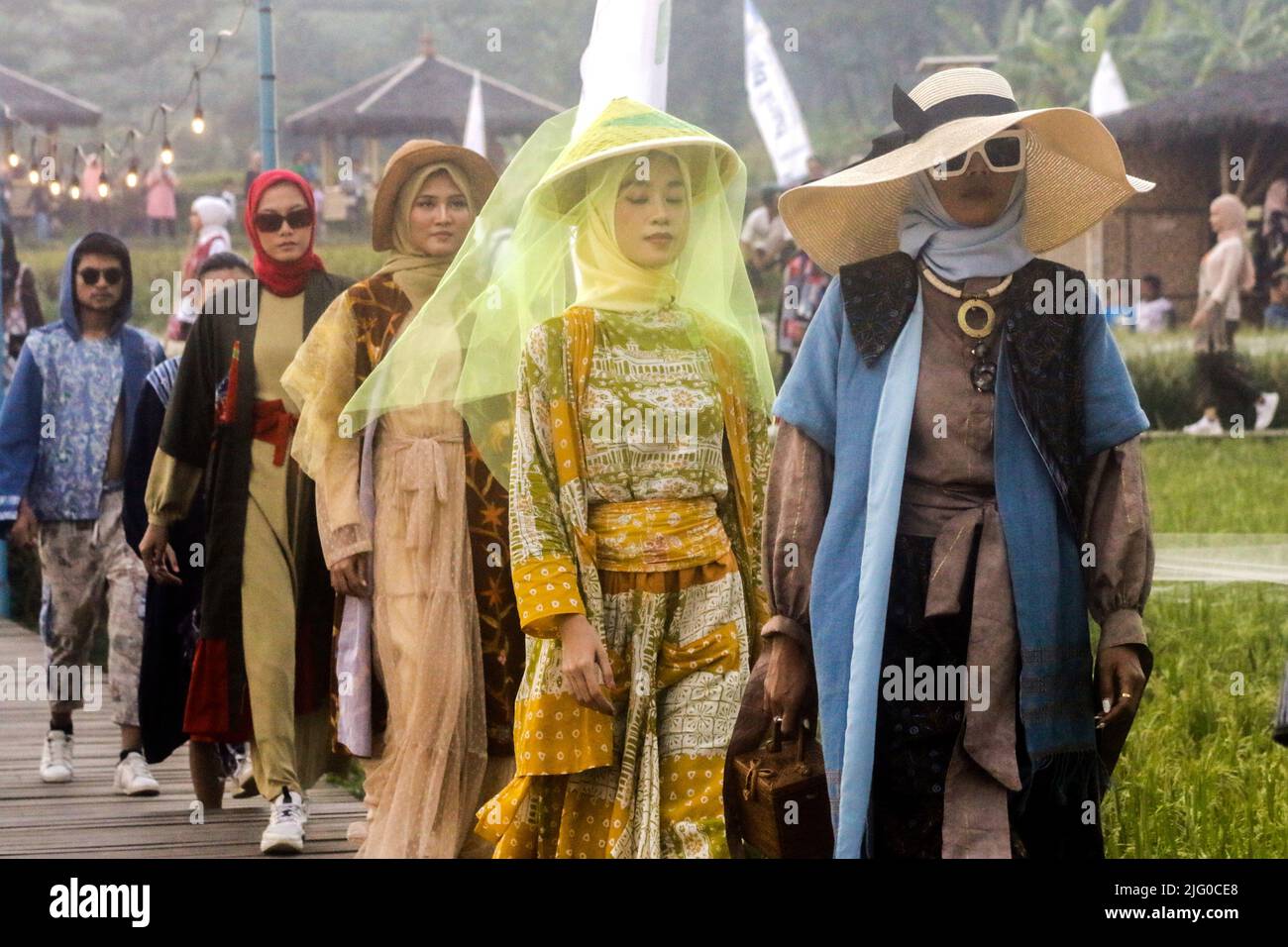 Bogor Fashion Culture Laufstege inmitten von Reisfeldern, Bogor City, Indonesien, 5. Juli 2022, Förderung von Reisfeldern als touristisches Gebiet Stockfoto