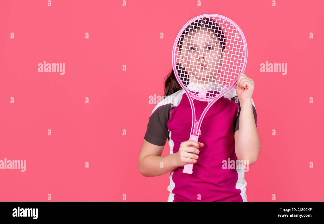 Kid Hold Tennisschläger auf rosa Hintergrund mit Kopierfläche Stockfoto