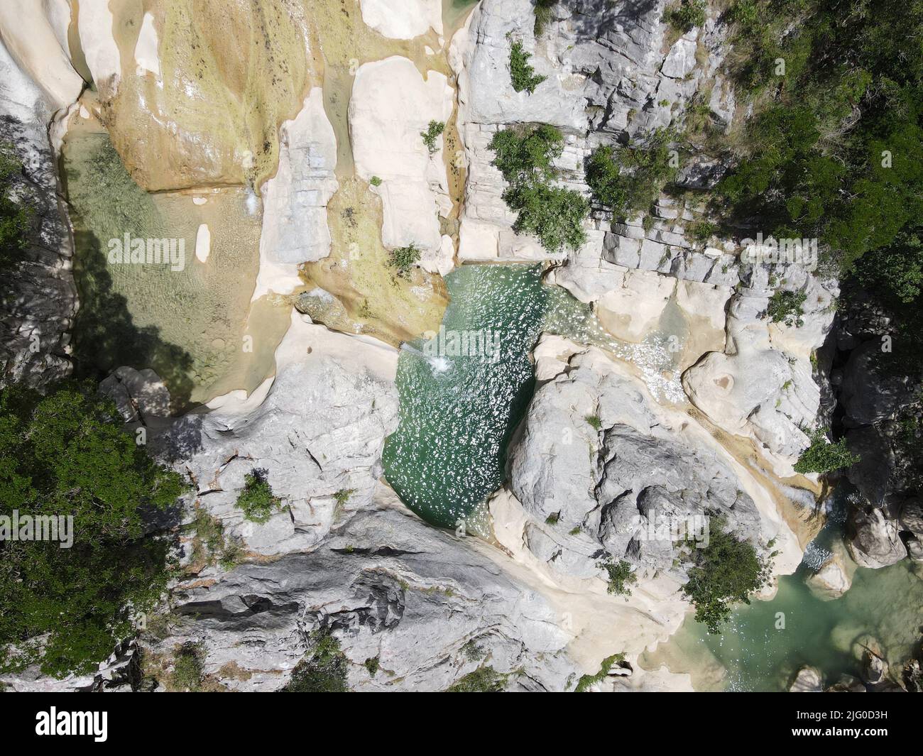 Luftaufnahme Der Natürlichen Pools Von Vothnes, Des Dorfes Keramitsa, Griechenland, Epirus, Thesprotia Stockfoto