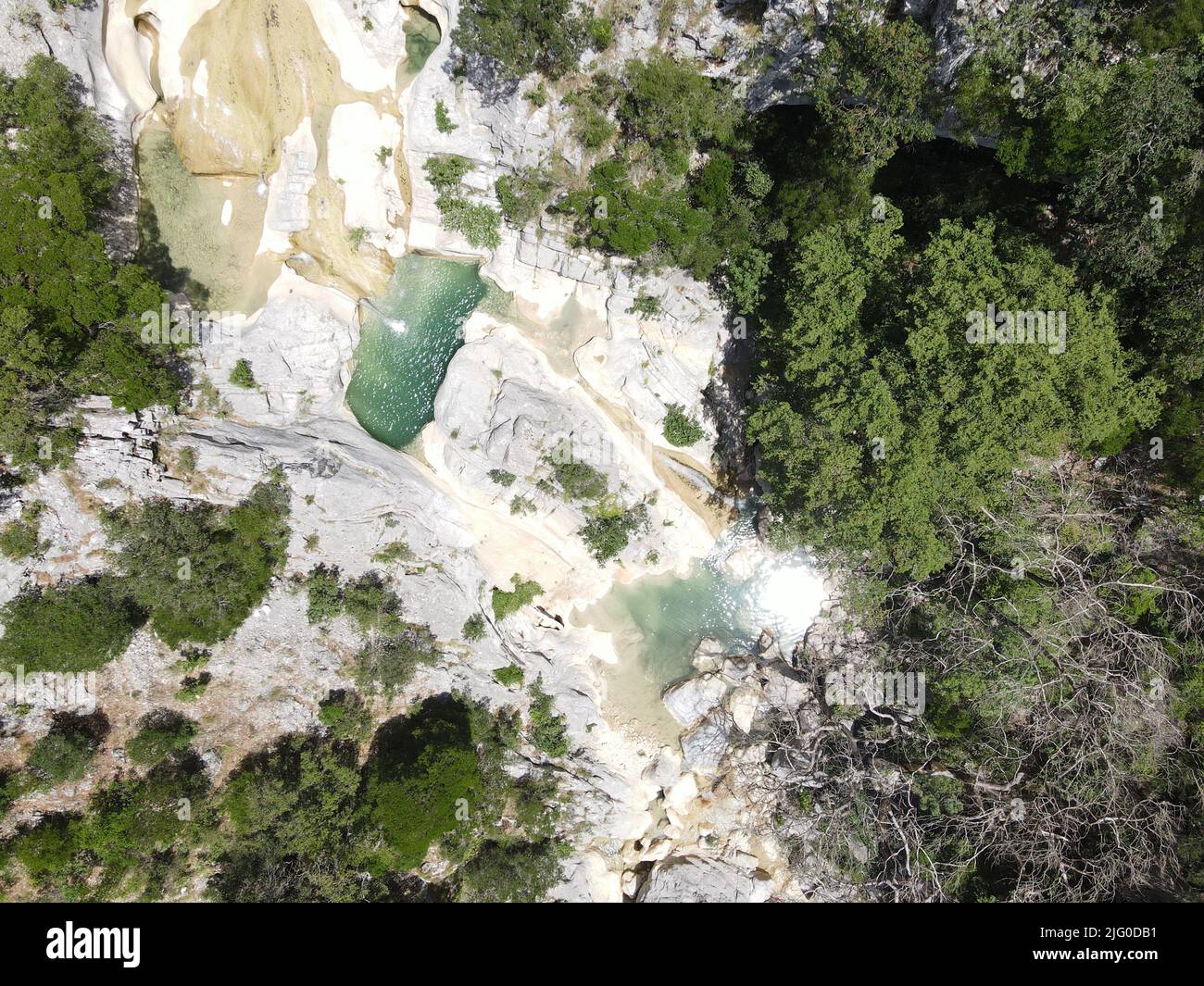 Luftaufnahme Der Natürlichen Pools Von Vothnes, Des Dorfes Keramitsa, Griechenland, Epirus, Thesprotia Stockfoto