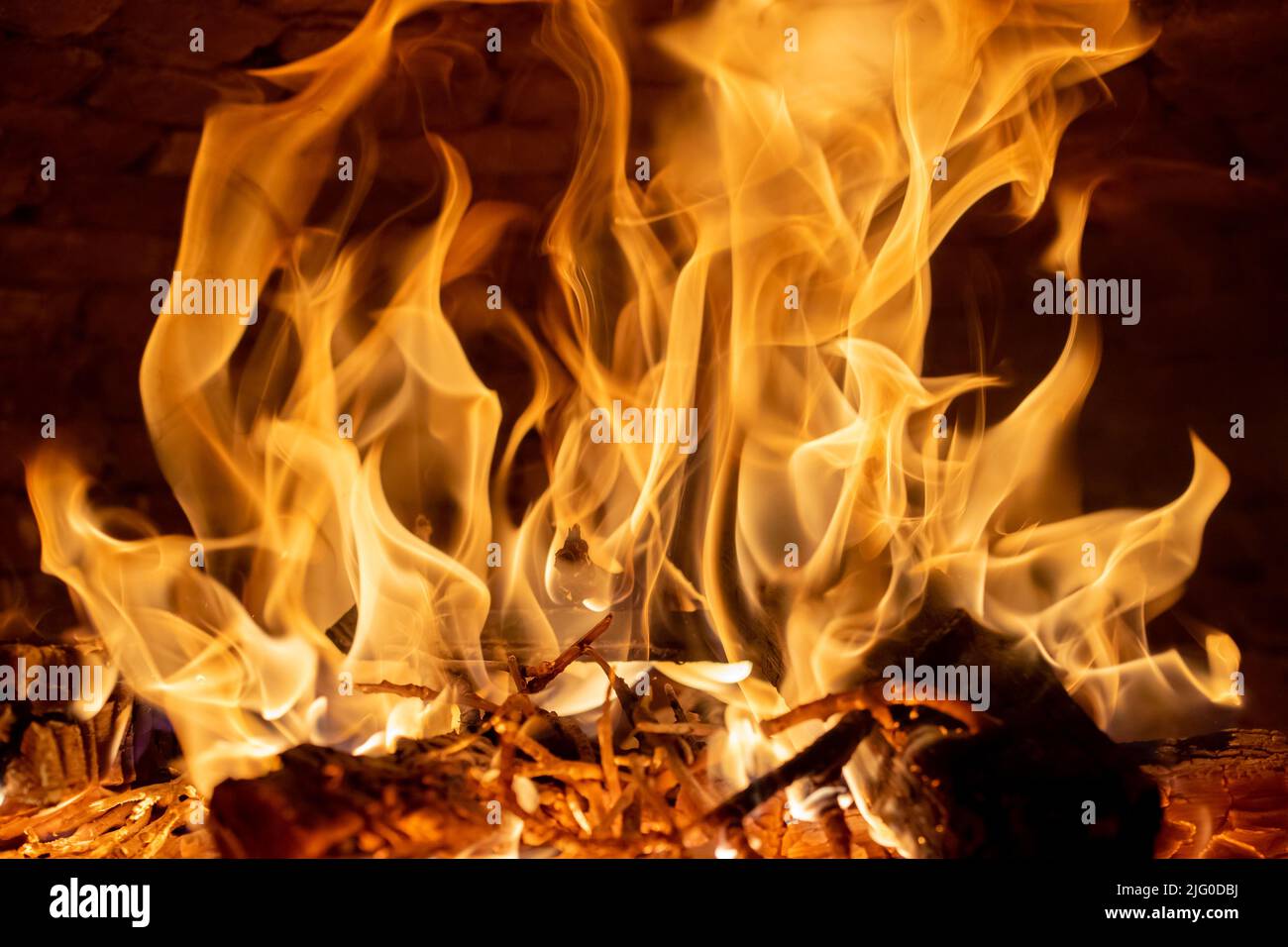 Fuoco e fiamme in un forno a legna Stockfoto