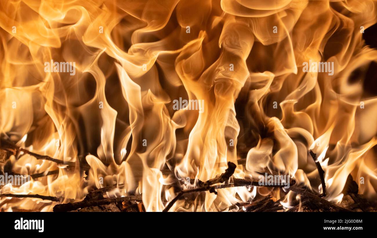 Fuoco e fiamme in un forno a legna Stockfoto