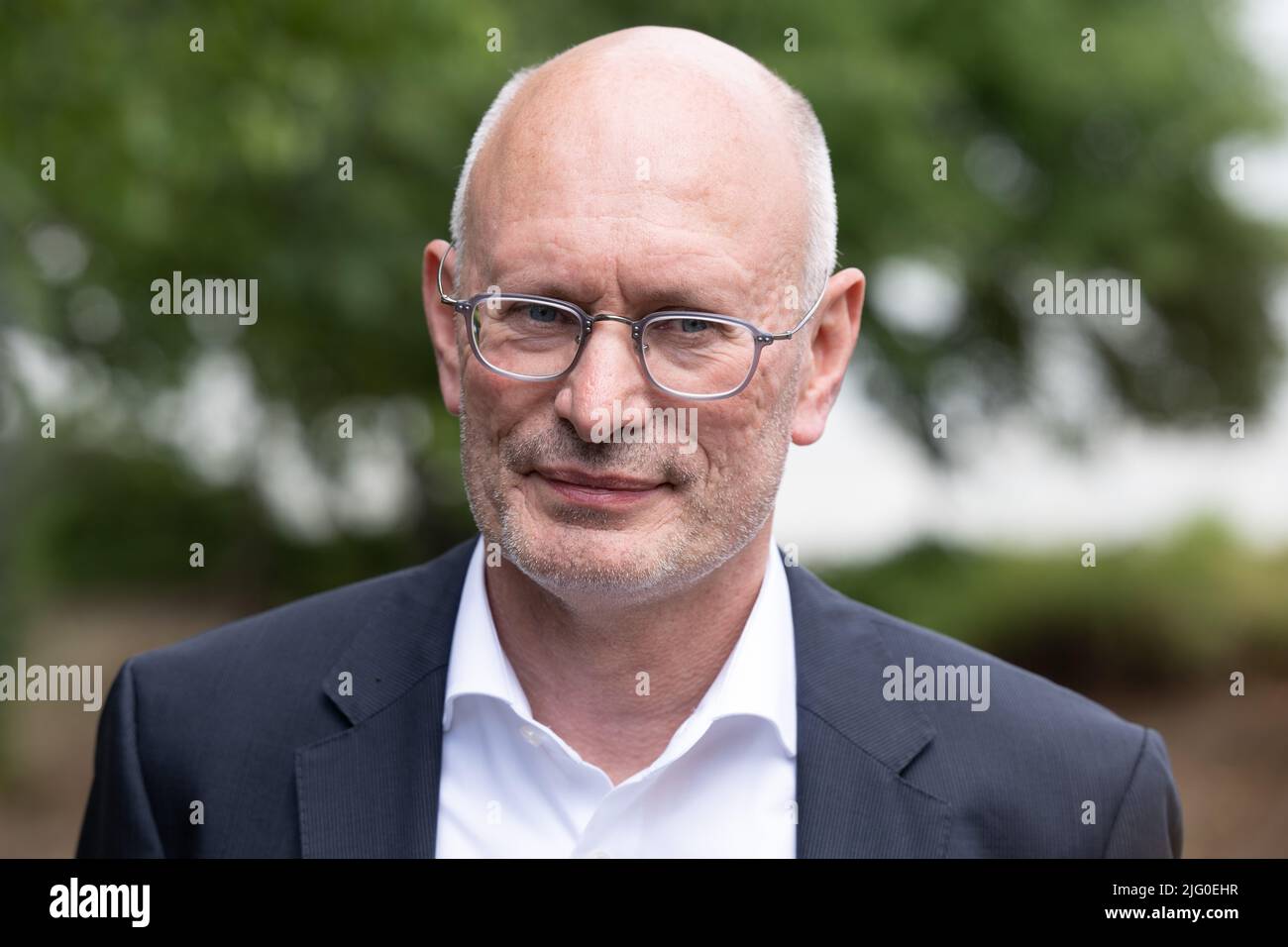Riesa, Deutschland. 06.. Juli 2022. Uwe Reinecke, Werksleiter der Elbe-Stahlwerke Feralpi, steht ...