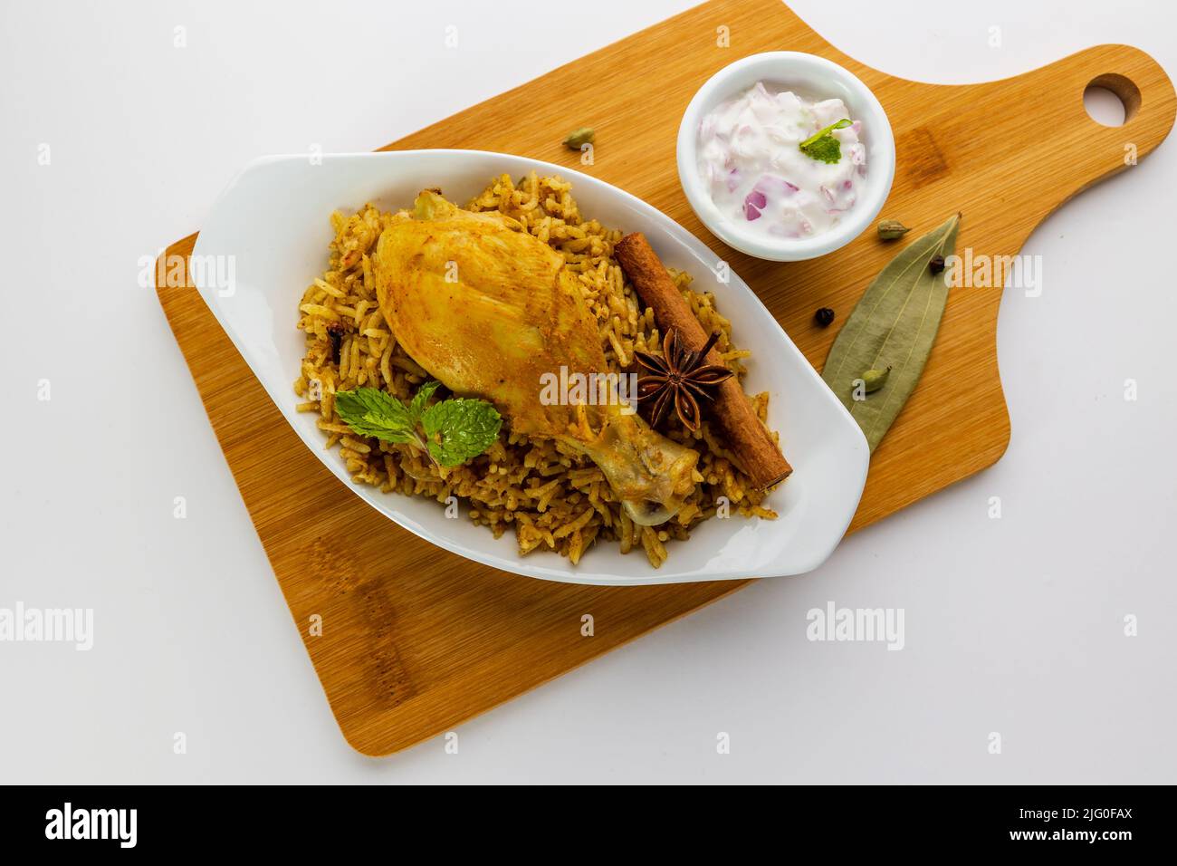 Huhn biryani würzig indischen Malabar biryani Hyderabadi biryani pulao mit Ei. Aufnahme von Kerala India Biriyani im Sri Lanka-Stil aus Basmati-Reis Stockfoto