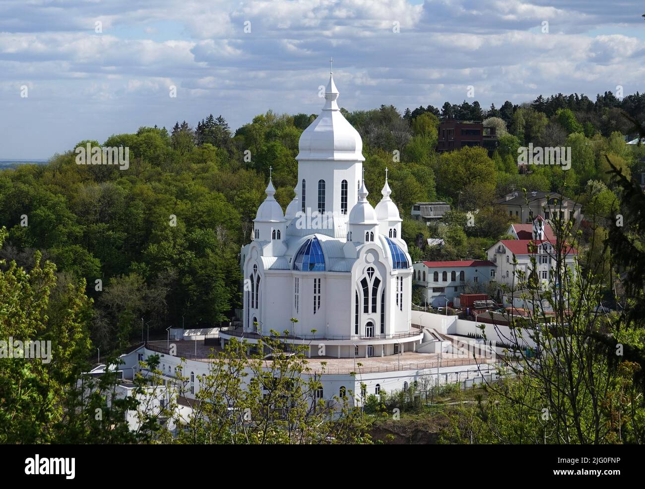 Kiew, Ukraine 27. April 2020: Der größte evangelische Tempel in Kiew "Frieden, Liebe, Erde" Eigentümer missionarische Evangelisierung-Charity-Zentrum für die unificati Stockfoto